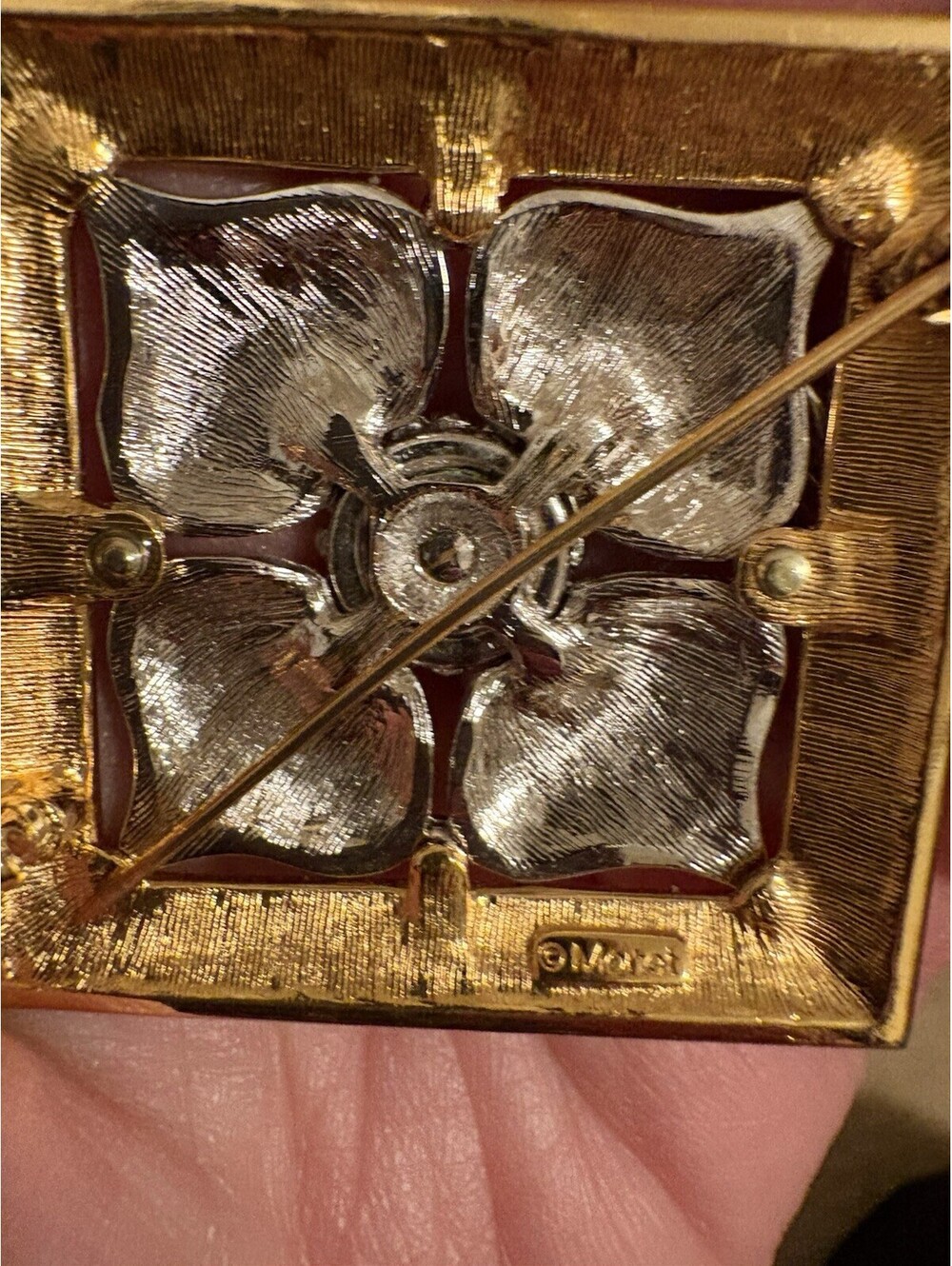 Beautiful Vintage Lot Of 8 Trifari And Monet Gold Tone Brooches Pins - Picture 11 of 15